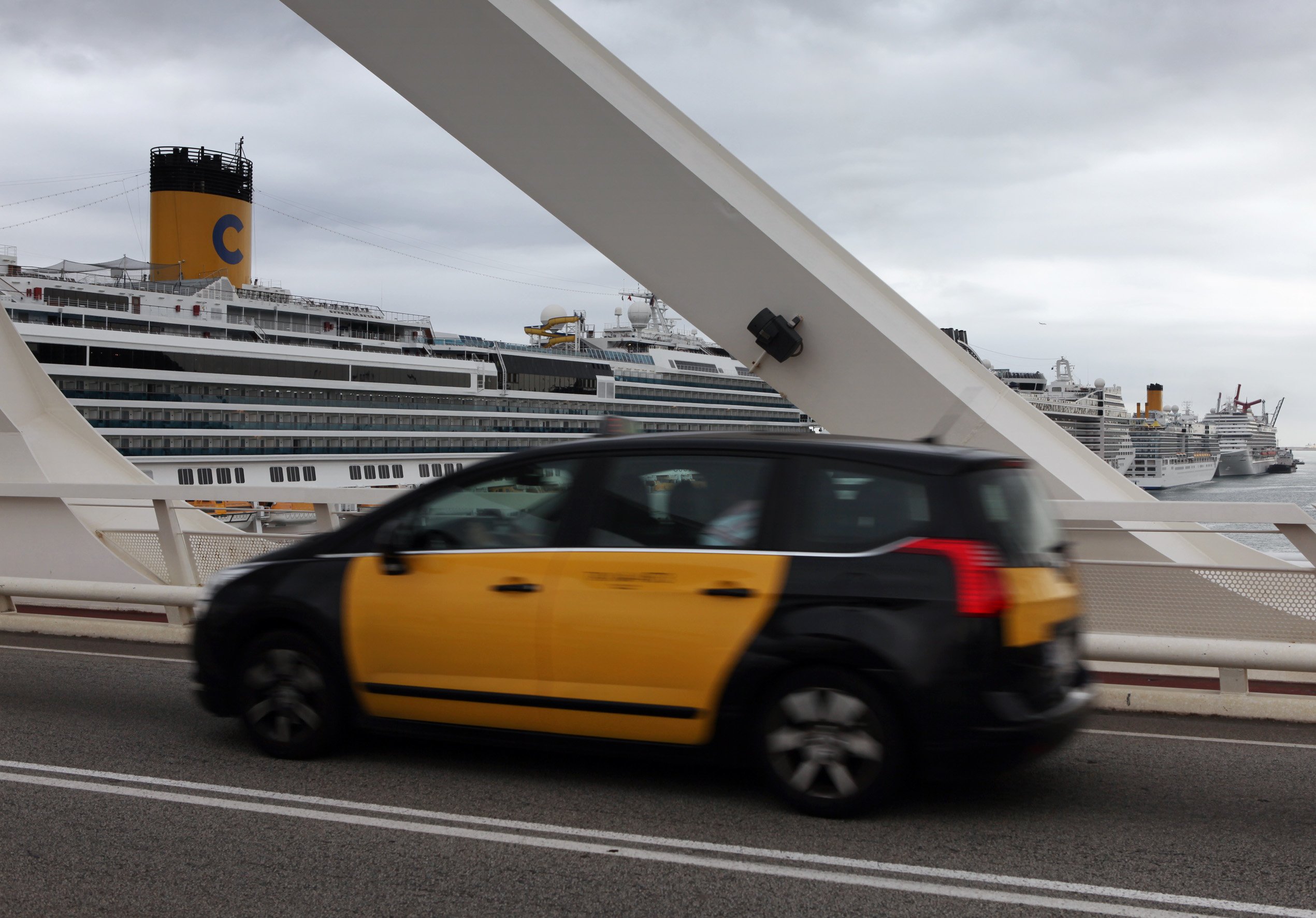 Un taxi davant de la terminal de creuers del Port de Barcelona Un taxi davant de la terminal de creuers del Port de Barcelona
