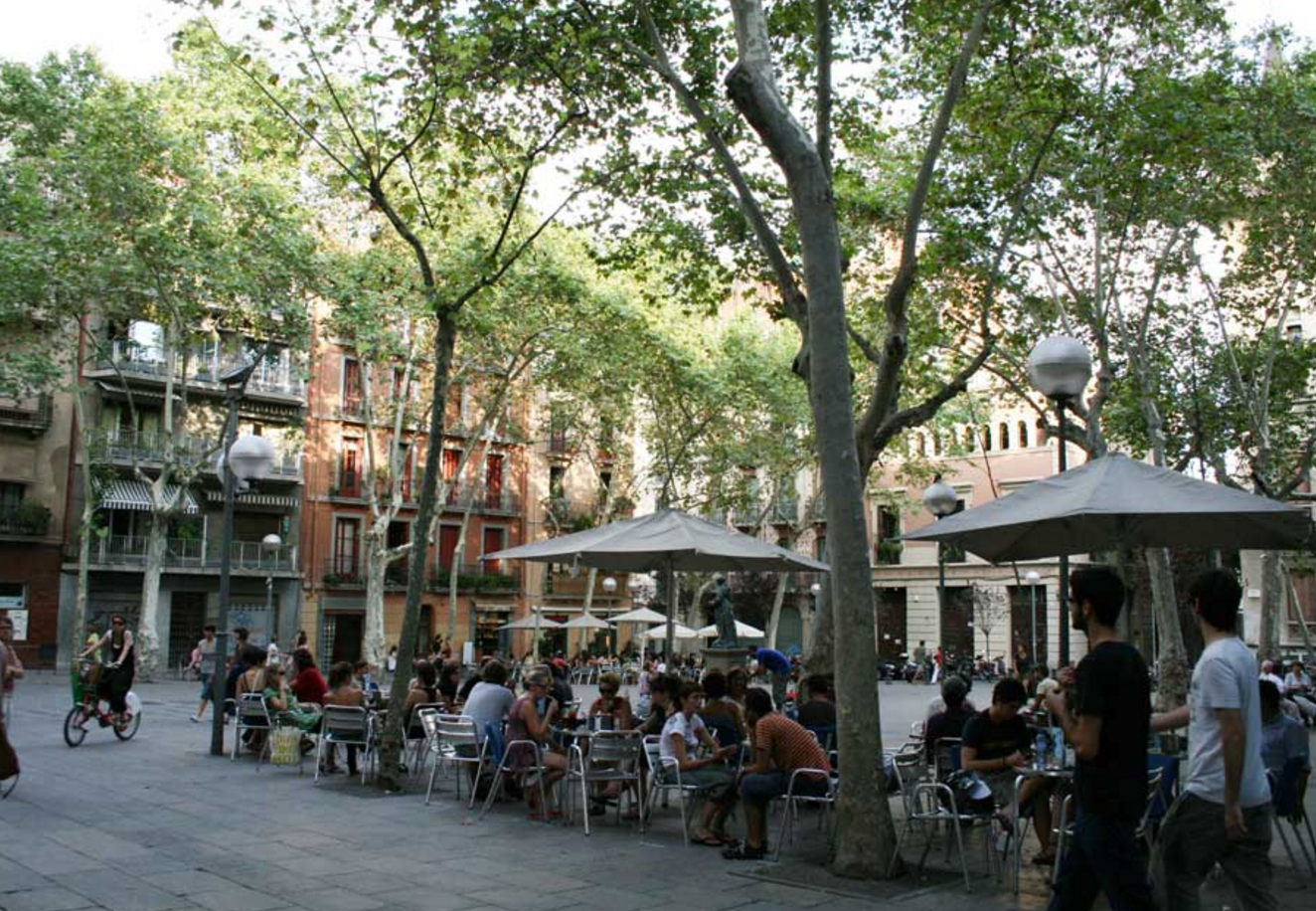 Una terrassa a la plaça de la Virreina de Barcelona
