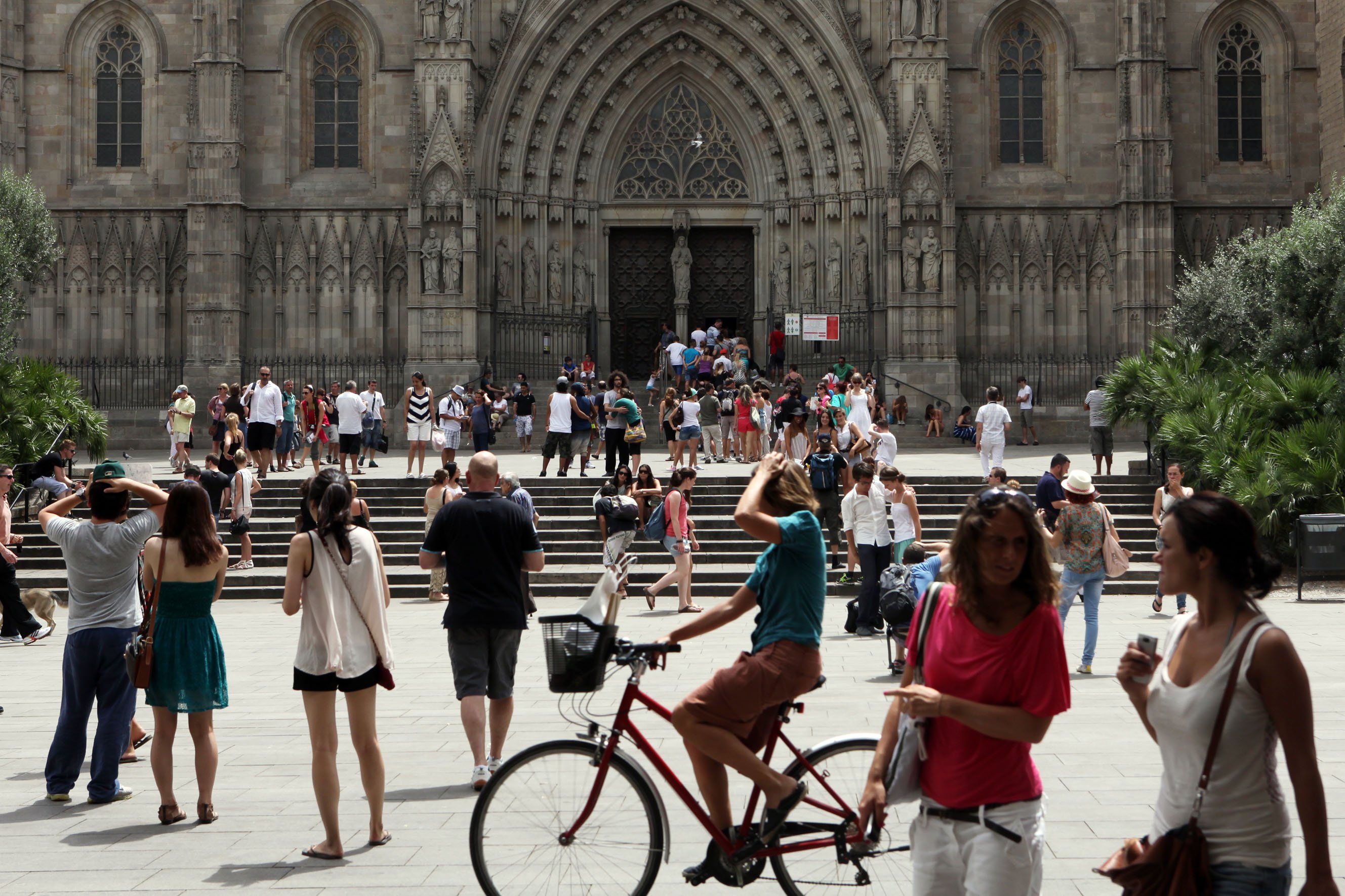 Turistes davant la Catedral de Barcelona Turistes davant la Catedral de Barcelona