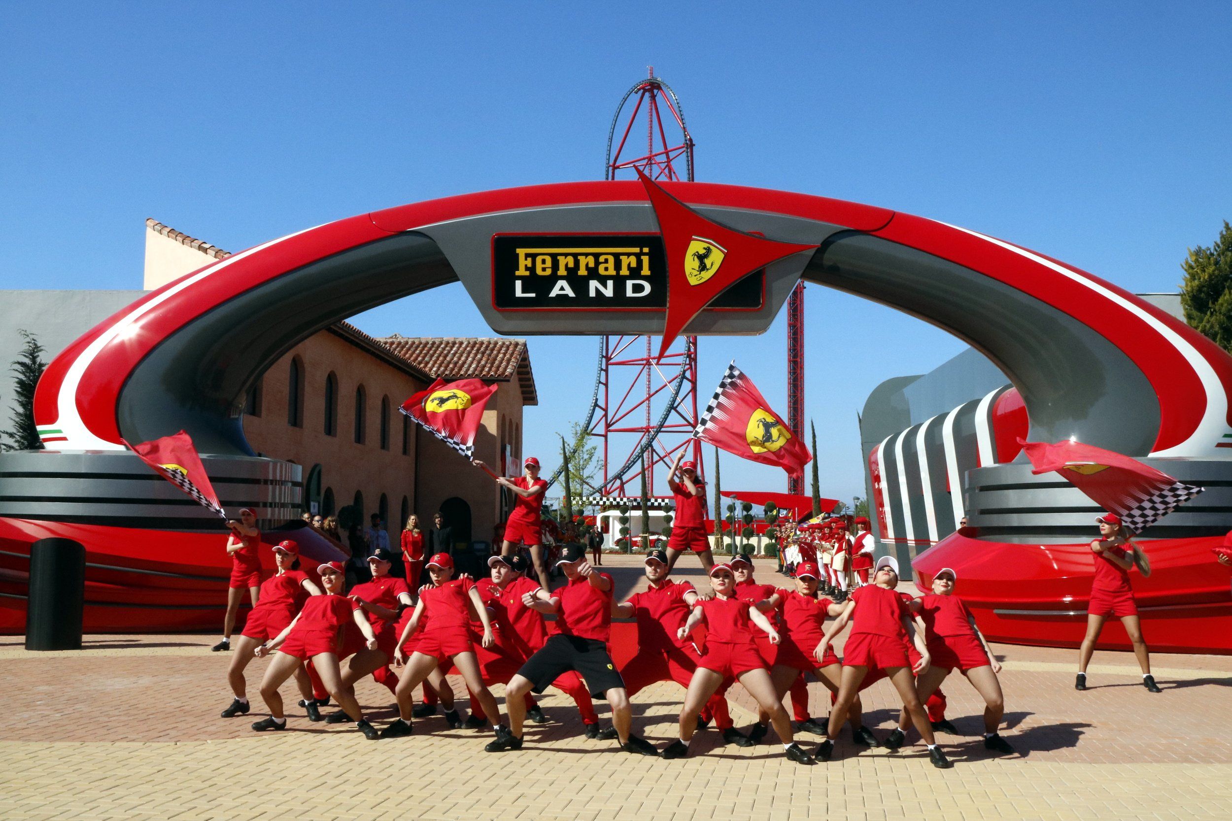 Pla general d'un grup de ball actuant durant la inauguració de Ferrari Land