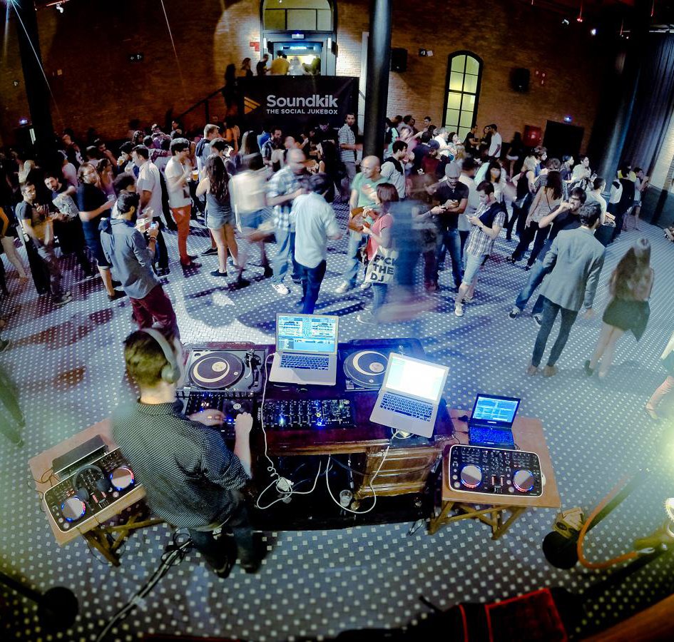 La aplicación se ha presentado en Barcelona en un ambiente festivo. La aplicación se ha presentado en Barcelona en un ambiente festivo.