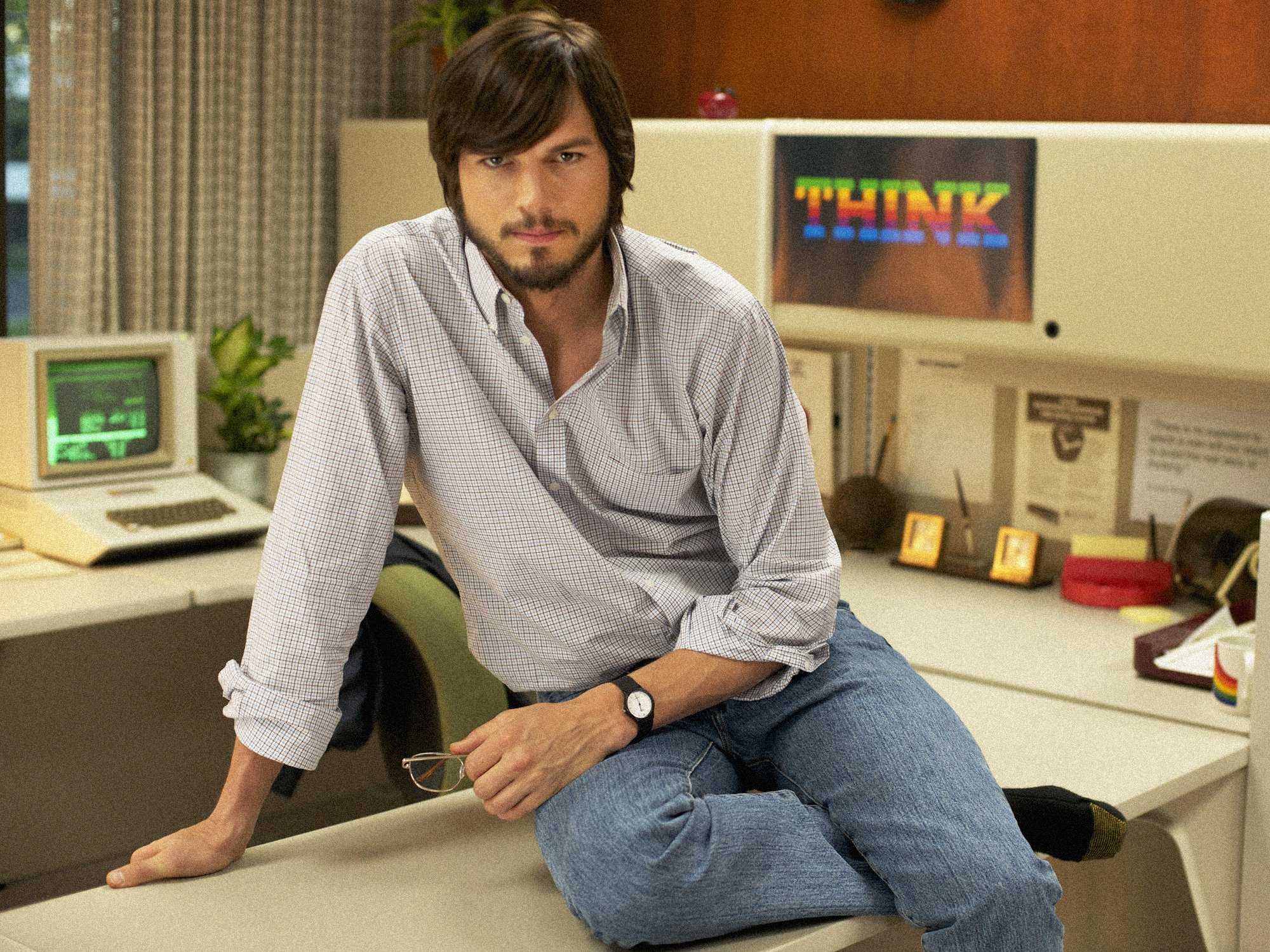 Ashton Kutcher caracterizado como Steve Jobs Ashton Kutcher caracterizado como Steve Jobs