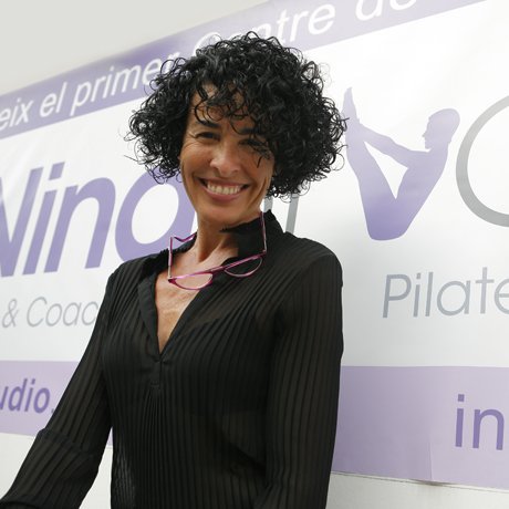 La cantante, ante el cartel de NinaStudio
