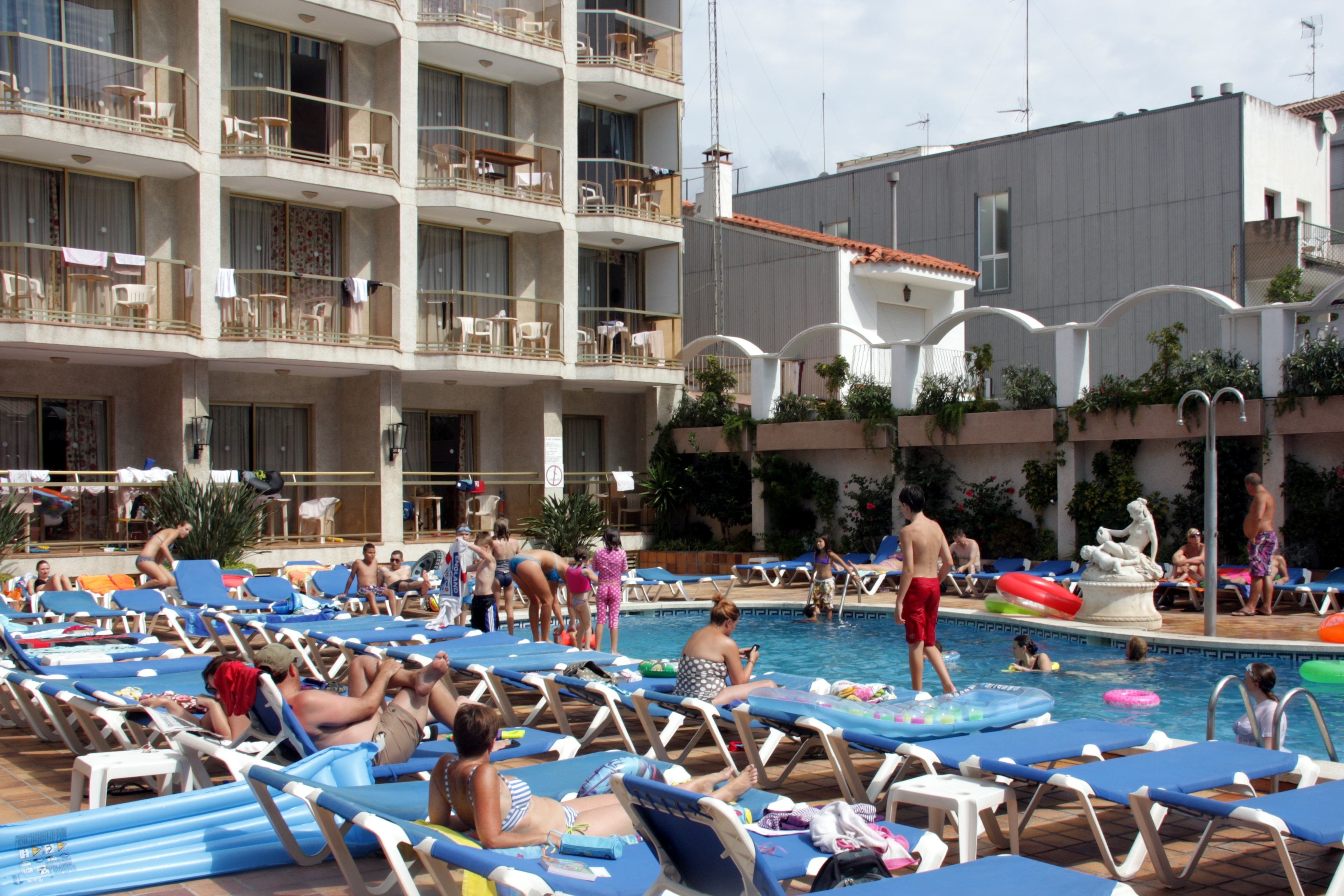 Turistes en un hotel de Calella Turistes en un hotel de Calella