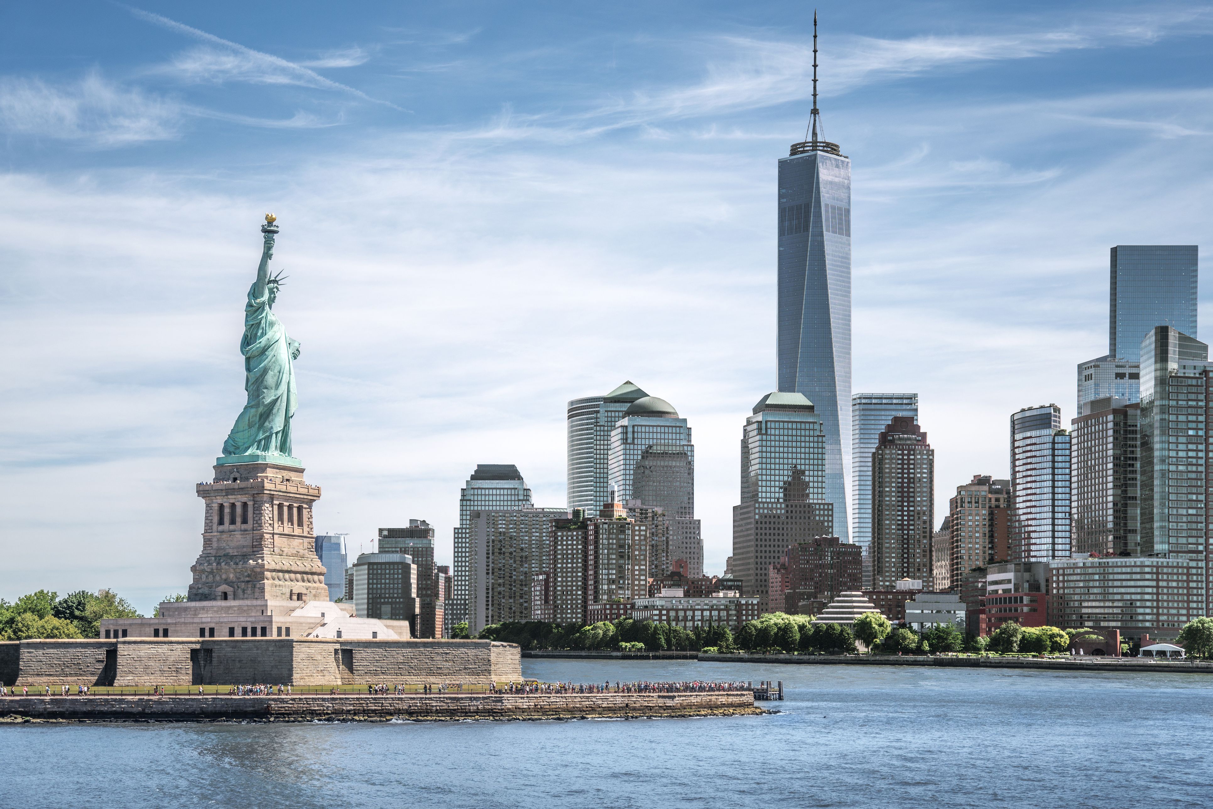 One world new york. Статуя свободы Нью-Йорк. Нью Йорк Манхеттен статуя свободы. Достопримечательности Нью Йорка статуя свободы. Всемирный торговый центр в Нью-Йорке.