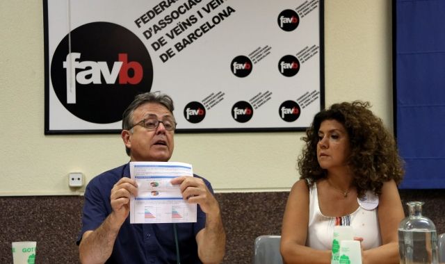 Pla mitjà de Jordi Vives i Silvina Frucella, durant la roda de premsa a la FAVB | ACN