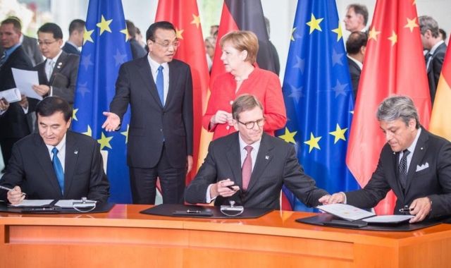 Els directius de Seat, Volkswagen i Anhui durant la signatura del pacte a la Xina