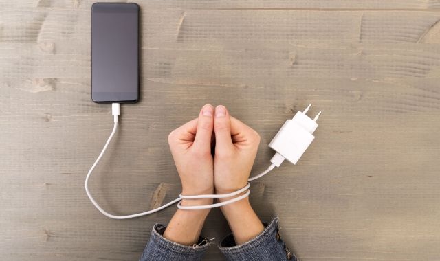 Addicció al mòbil. | iStock Addicció al mòbil. | iStock