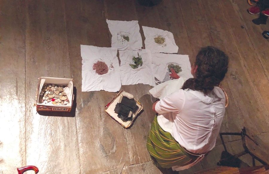 Un instant de l'activitat 'Nits de bruixes', a l'Ecomuseu de les Valls d'Àneu d'Esterri d'Aneu | Aida Busquets/Ecomuseu Un instant de l'activitat 'Nits de bruixes', a l'Ecomuseu de les Valls d'Àneu d'Esterri d'Aneu | Aida Busquets/Ecomuseu
