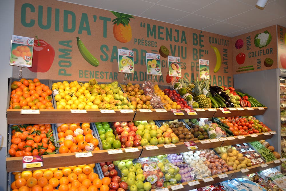 Fruiteria en una de les botigues de Roger Supermercats | Cedida 