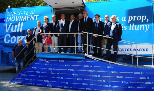 Autoritats i representants a la parada de l'autobús a Tarragona | #QuieroCorredor