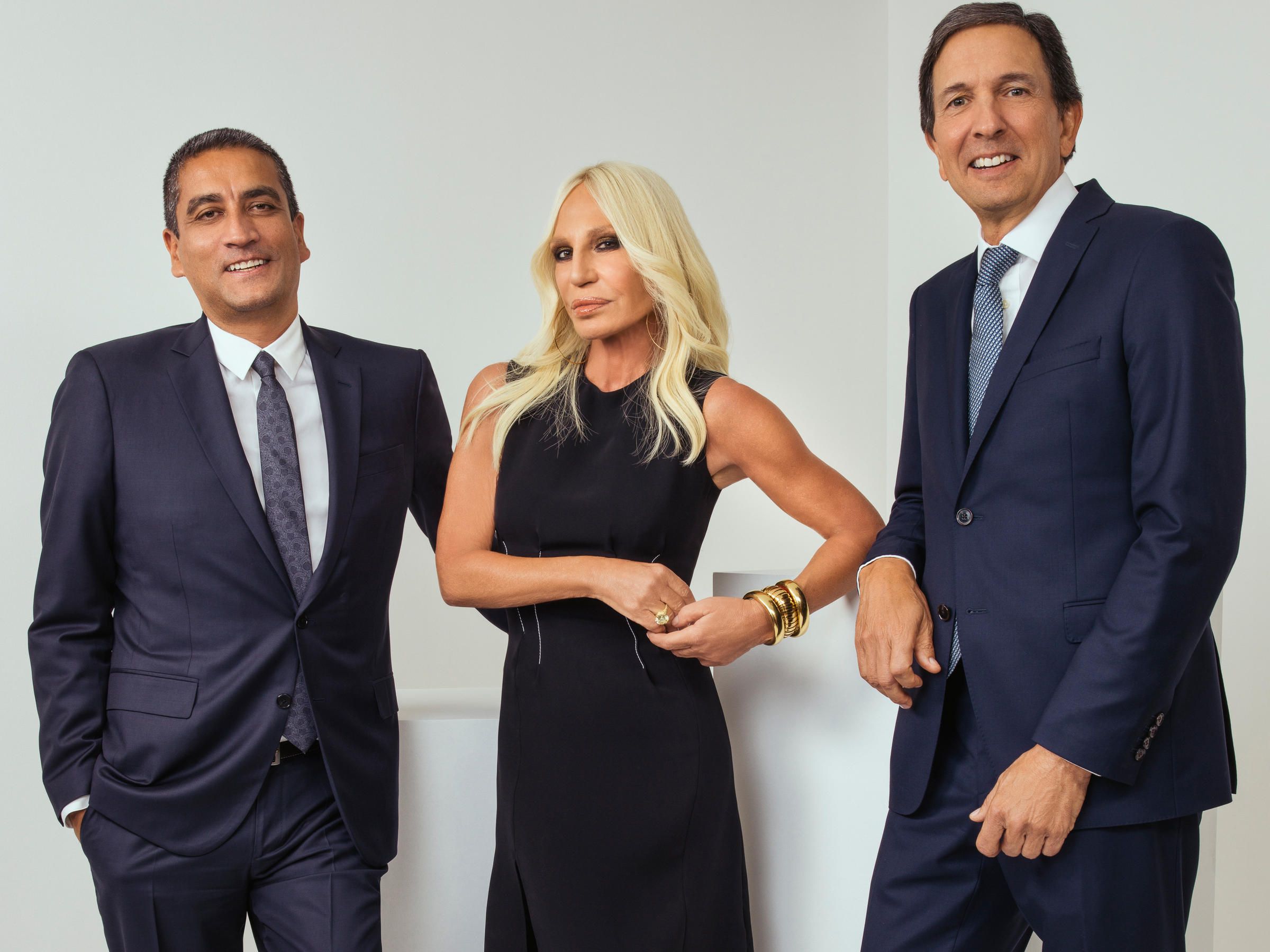 Donatella Versace, directora artística de casa italiana amb el ceo de Versace, Jonathan Akeroyd i el CEO de Michael Kors, John D. Idol Donatella Versace, directora artística de casa italiana amb el ceo de Versace, Jonathan Akeroyd i el CEO de Michael Kors, John D. Idol