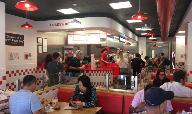 Un dels restaurants de Five Guys a Barcelona