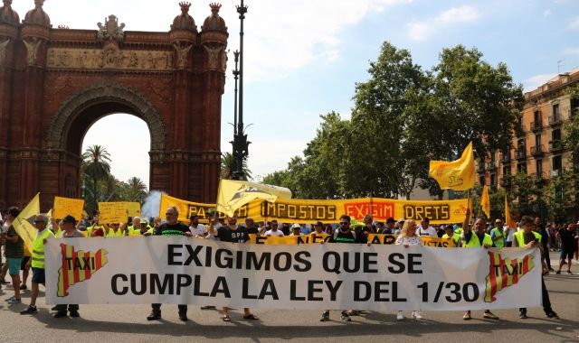 Taxistes es manifesten a l'Arc de Triomf de Barcelona contra la suspensió del reglament aprovat per l'AMB. | ACN