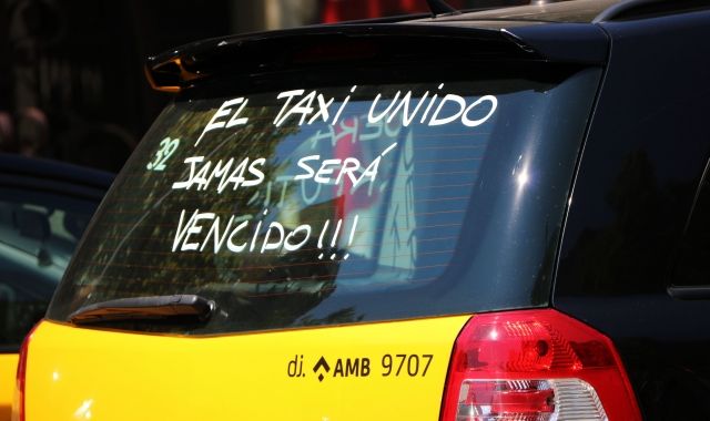 Una pintada amb el lema 'El taxi unido jamás será vencido. |  ACN