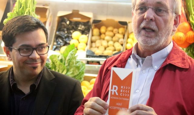 Gerard Pisarello de l'Ajuntament de Barcelona i Martí Olivella, de Movact, presenten al Mercat del Besòs la nova moneda