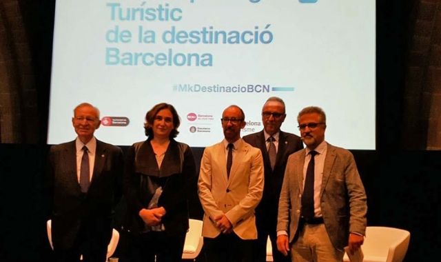 Miquel Valls, Ada Colau, Miquel Forns, Joan Gaspart i Joan Torrella durant la presentació