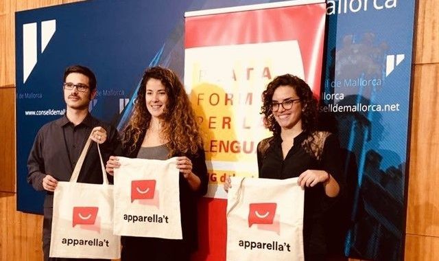 Responsables de Plataforma per la Llengua durant la presentació d'Apparella't