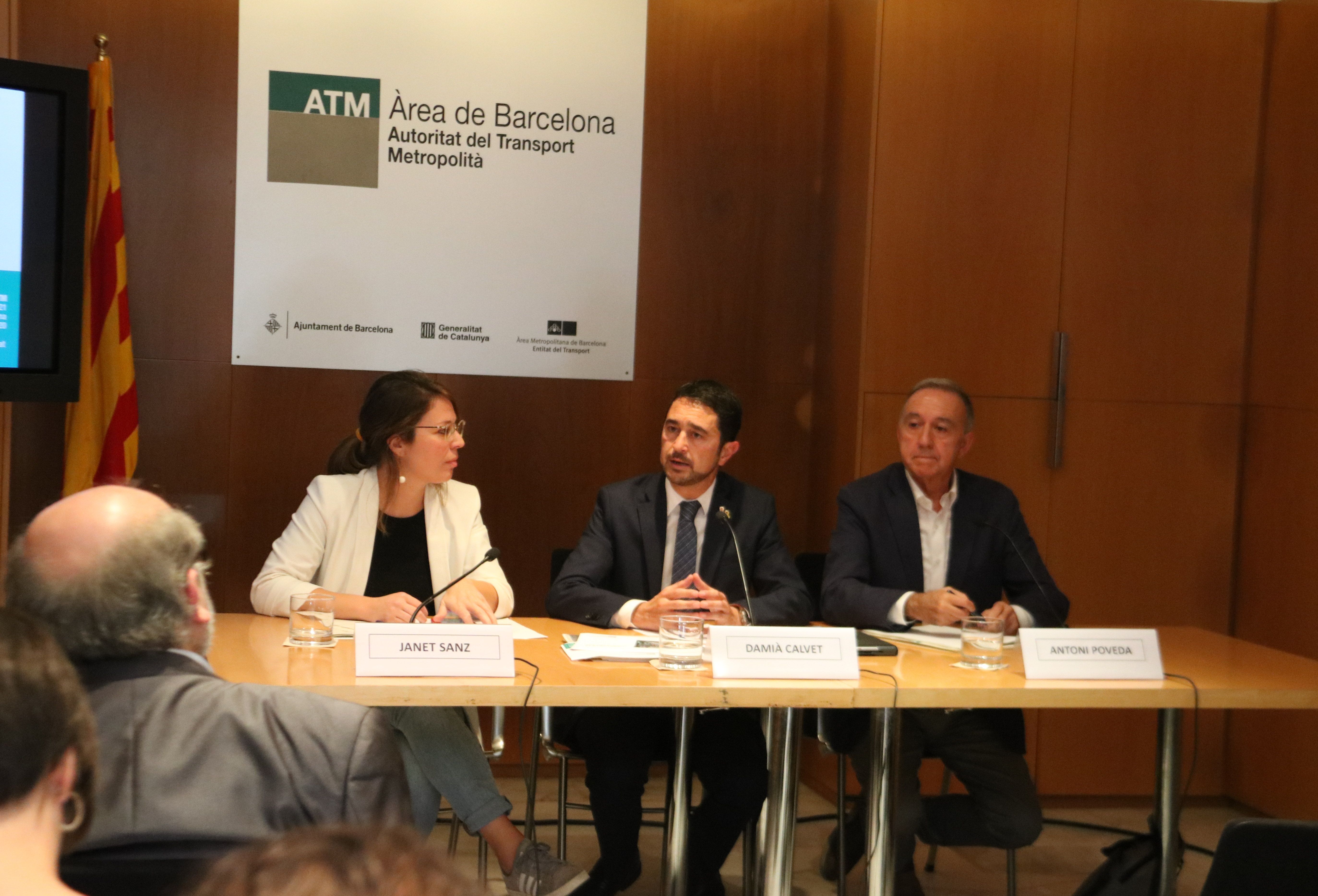 Pla de la roda de premsa posterior al consell de l'ATM amb el conseller de Territori, Damià Calvet; el vicepresident de Transport de l'AMB, Antoni Poveda; i la tintenta d'alcalde de l'Ajuntament de Barcelona, Janet Sanz Pla de la roda de premsa posterior al consell de l'ATM amb el conseller de Territori, Damià Calvet; el vicepresident de Transport de l'AMB, Antoni Poveda; i la tintenta d'alcalde de l'Ajuntament de Barcelona, Janet Sanz