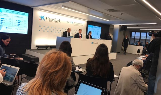 Un moment de la roda de premsa de Caixabank a València | NNG
