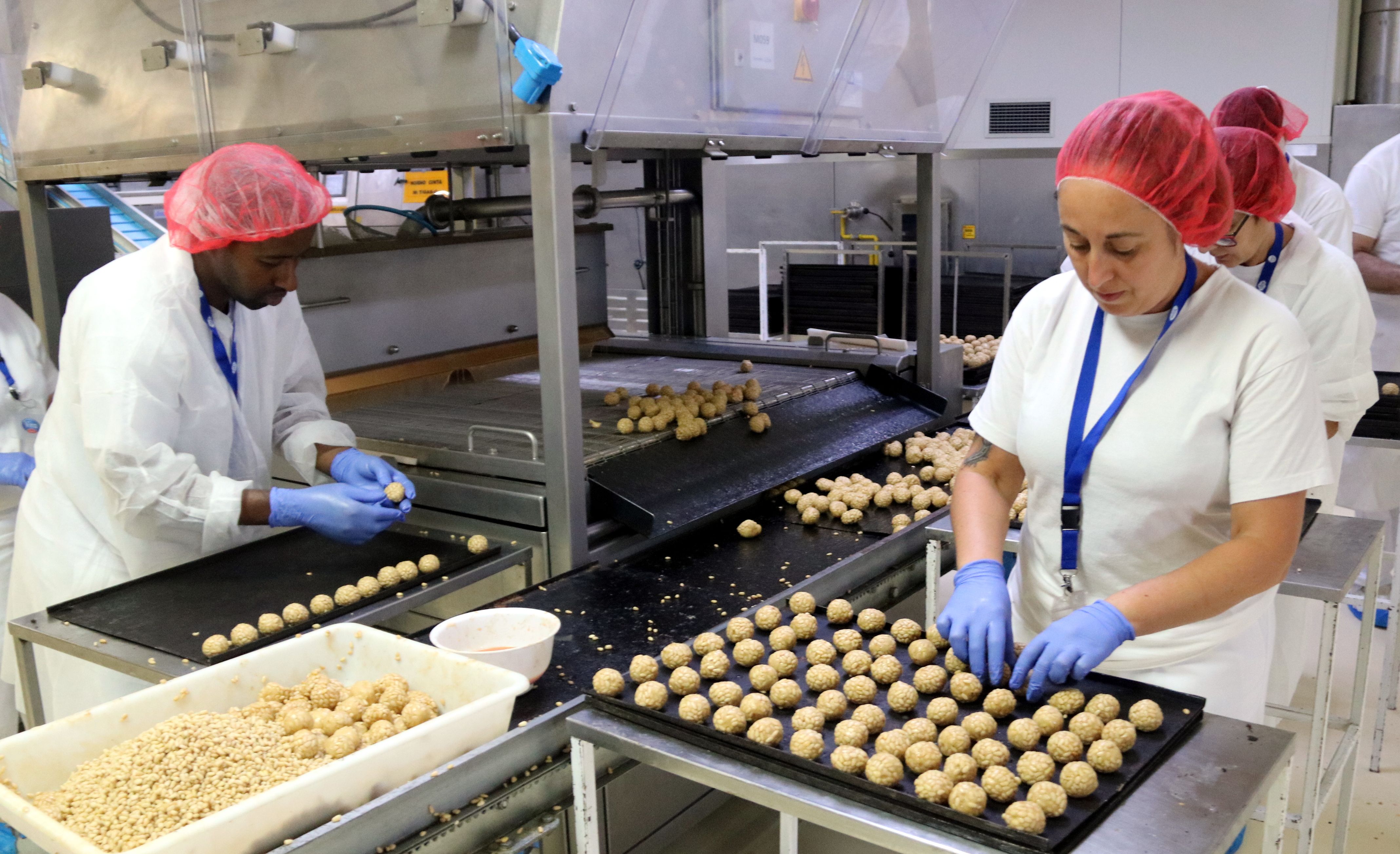 Imatge de treballadors de Vira Brands fent panellets | ACN Imatge de treballadors de Vira Brands fent panellets | ACN