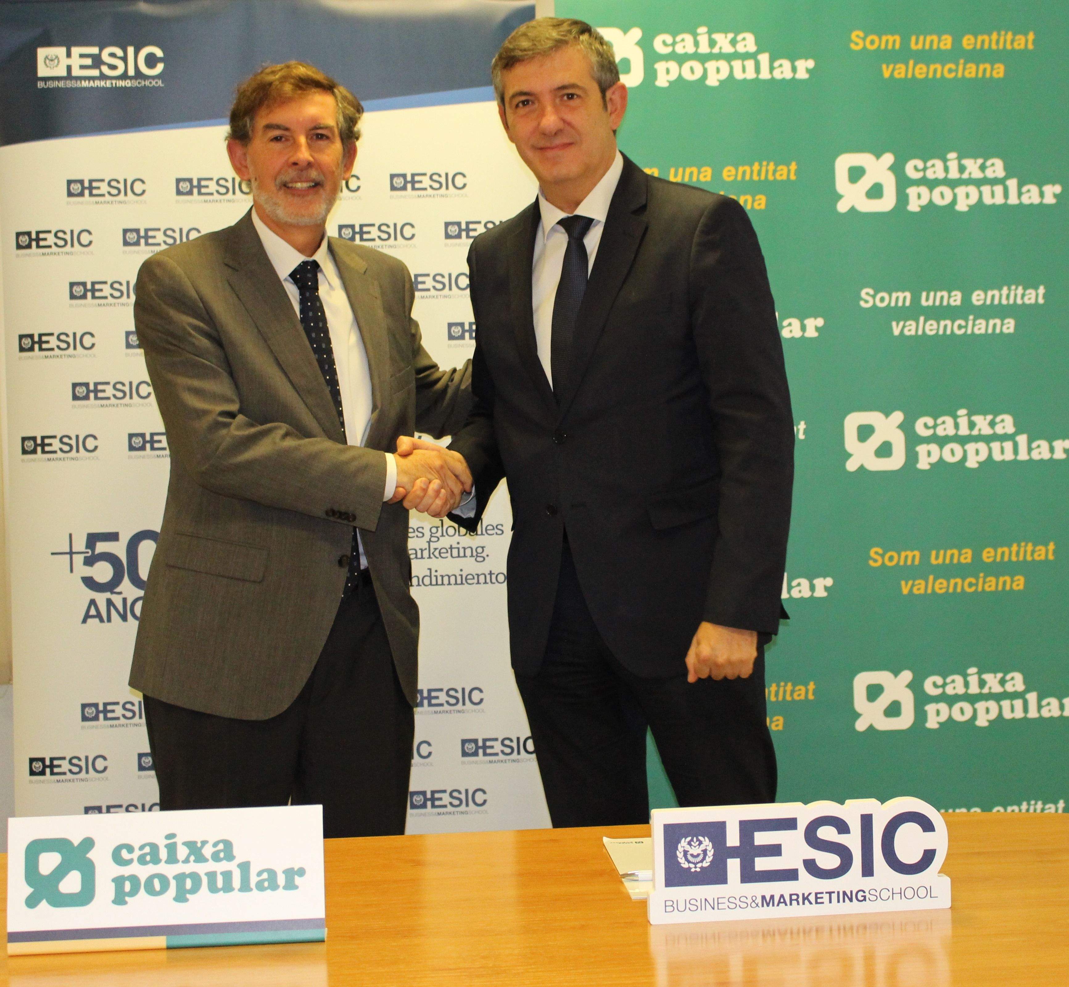Agustín Carrillero, director de l'escola de negocis al País Valencià, i Rosendo Ortí, director general de Caixa Popular, durant la signatura de l'acord de col·laboració Agustín Carrillero, director de l'escola de negocis al País Valencià, i Rosendo Ortí, director general de Caixa Popular, durant la signatura de l'acord de col·laboració