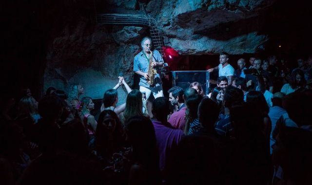 Imatge d'un concert en directe a la discoteca de la Cova d'en Xoroi