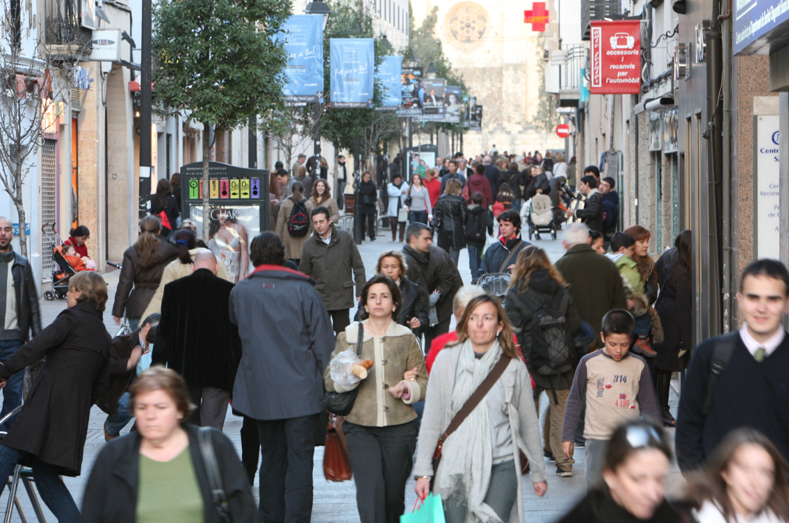 Un dels principals carrers comercials de Sant Cugat del Vallès | Lluís Llebot Un dels principals carrers comercials de Sant Cugat del Vallès | Lluís Llebot