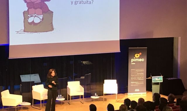 Isabel Aguilera durant la seva conferència a Lleida