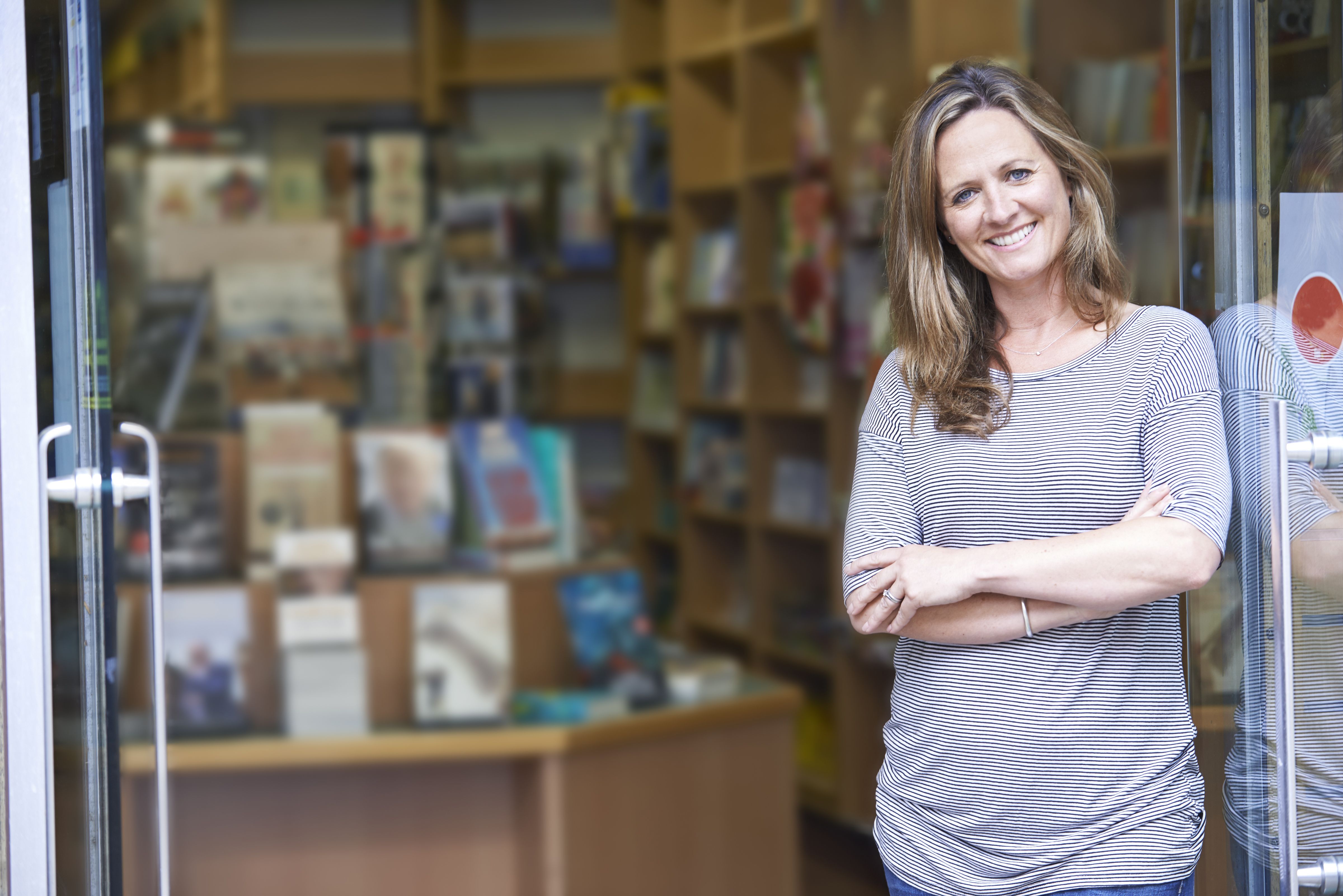 Shop owner. Владелец магазина. Женский книжный магазин. Женский портрет в торговом центре.