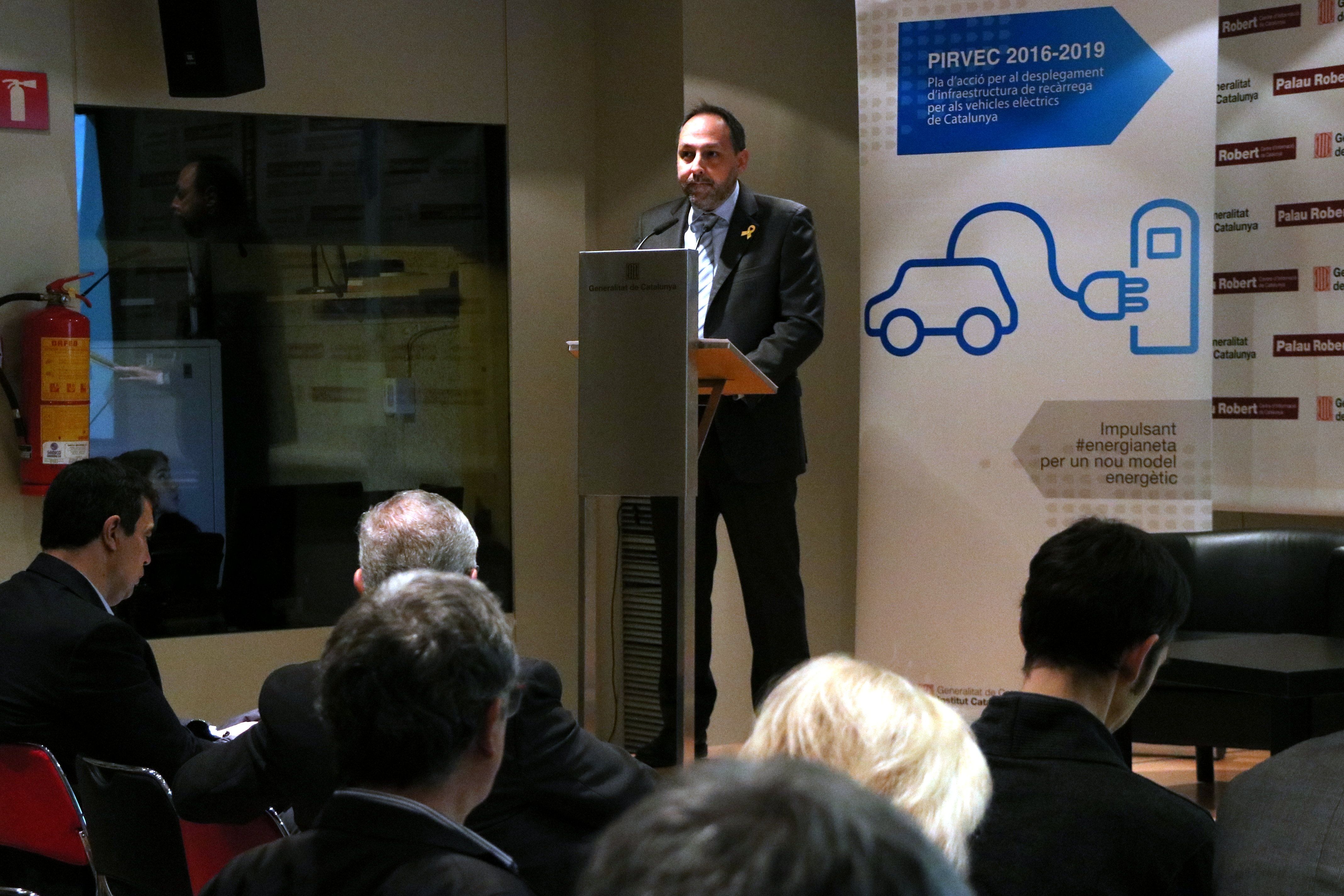 El director de l'Institut Català de l'Energia (ICAEN), Manel Torrent, a l'inici de l'assemblea de la Taula d'Infraestructures de Recàrrega del Vehicle Elèctric a Catalunya El director de l'Institut Català de l'Energia (ICAEN), Manel Torrent, a l'inici de l'assemblea de la Taula d'Infraestructures de Recàrrega del Vehicle Elèctric a Catalunya