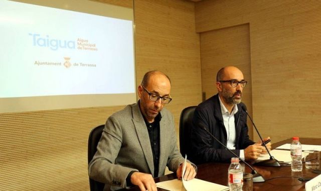 El gerent en funcions de l'aigua, Marc Cadevall, amb el tinent d'alcalde Marc Armengol | AJ. TERRASSA