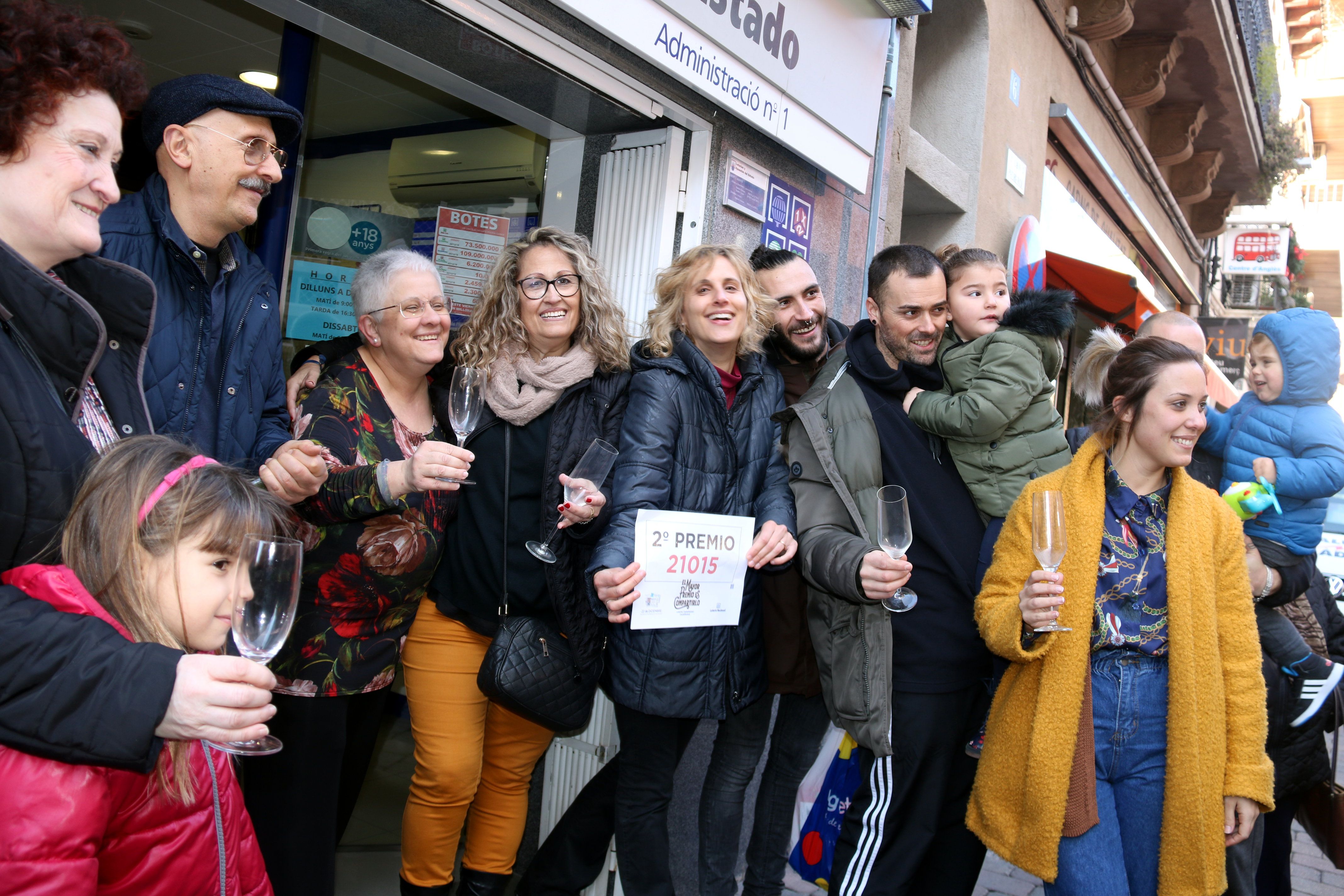 Família celebrant el premi a Castellbisbal | G. Aleman (ACN) Família celebrant el premi a Castellbisbal | G. Aleman (ACN)
