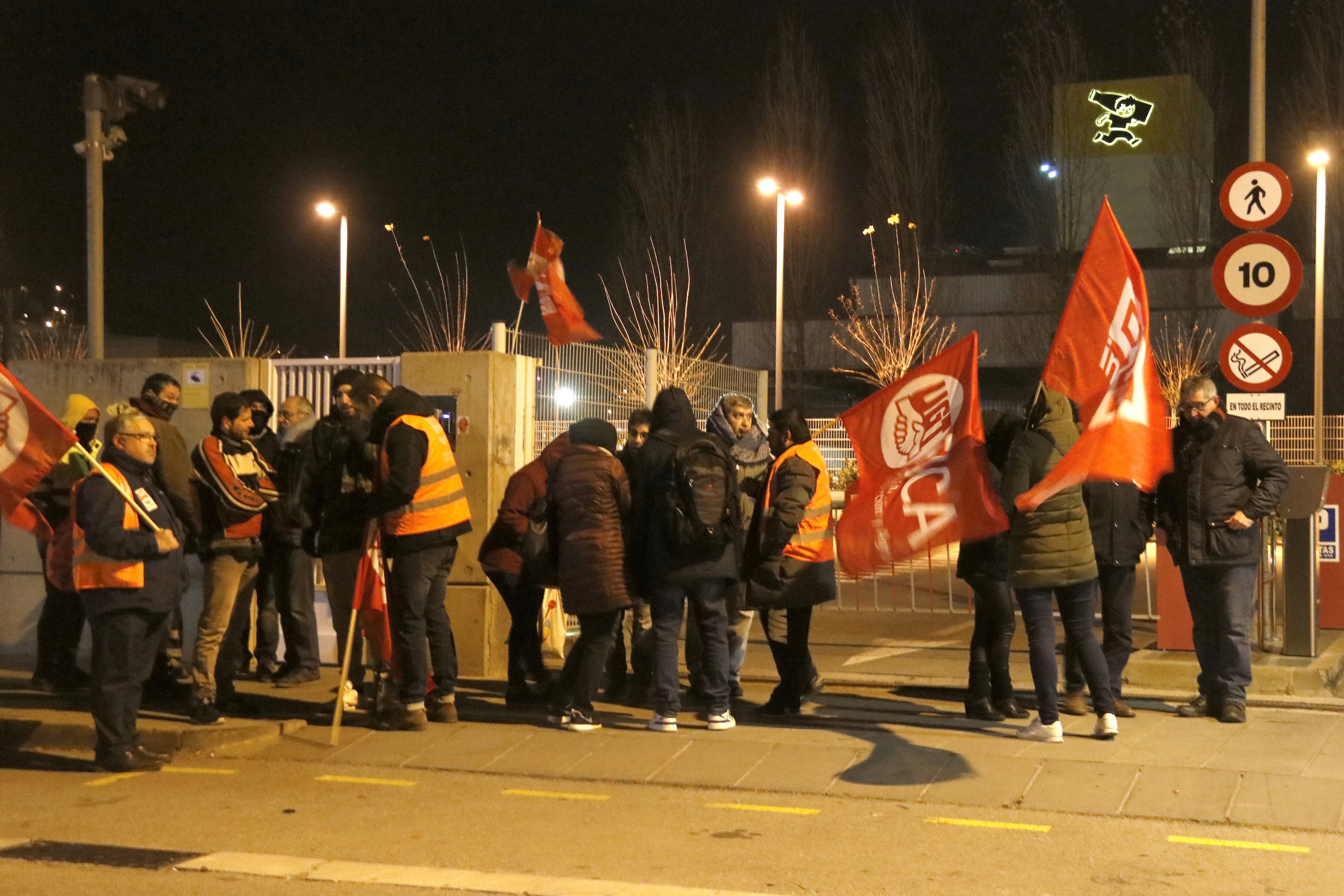 Concentració de treballadors de Cacaolat a l'accés principal de la planta de Santa Coloma de Gramenet en el primer dia de vaga, el 3 de gener de 2019 | ACN