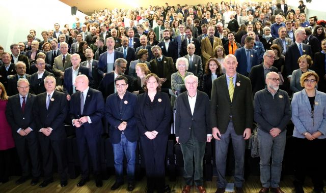 Foto de família de la presentació del projecte per projectar Barcelona al món