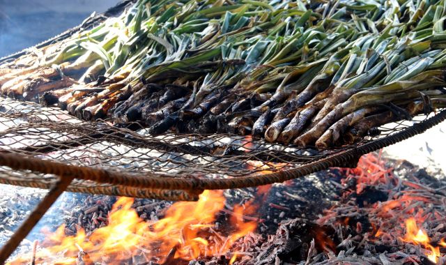 Calçots en una graella durant la cocció en un dels restaurants de Valls a l'Alt Camp