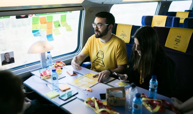 'Dreamers' treballant en el tren de Renfe-SCNF