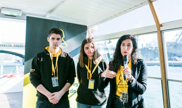 L'equip de Racc presentant el seu projecte a París