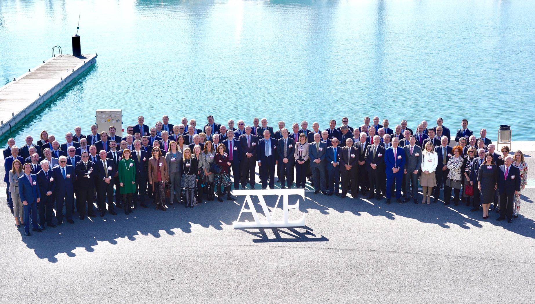 Foto de grup dels associats d'AVE