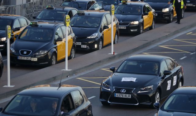 Els VTC protesten amb els taxis de fons | ACN