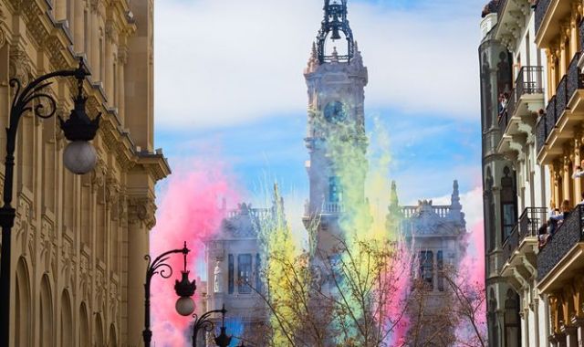 Una mascletà a la plaça de l'Ajuntament de València | iStock