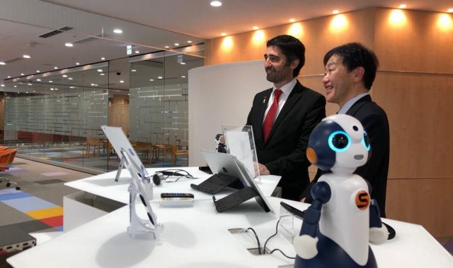 El conseller de Polítiques Digitals, Jordi Puigneró, amb responsables de l'empresa japonesa NTT Data