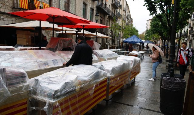 La rambla de Girona amb parades de llibres cobertes de plàstics | ACN