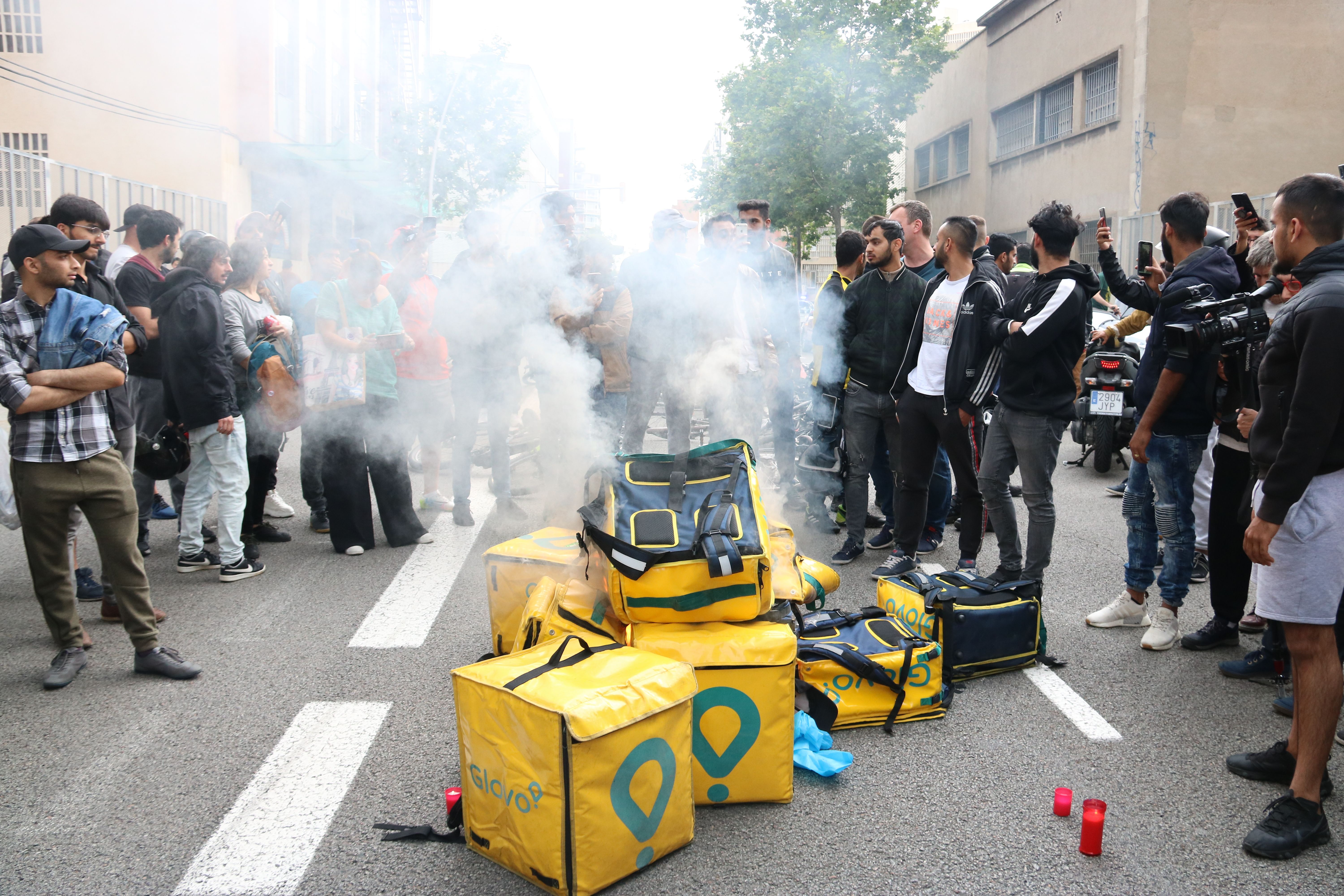 La concentración de trabajadores de Glovo ante la sede de la compañía de Barcelona | ACN La concentración de trabajadores de Glovo ante la sede de la compañía de Barcelona | ACN