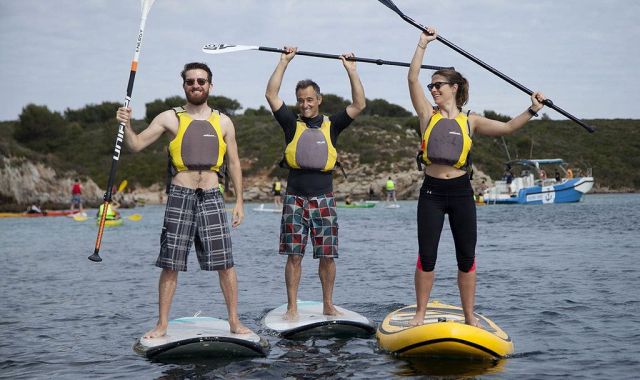 Els participants de Decelera fent paddle-surf