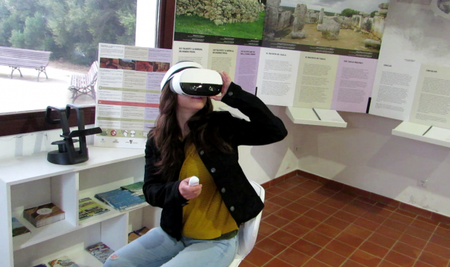 Una noia utilitzant les ulleres de realitat virtual de REM