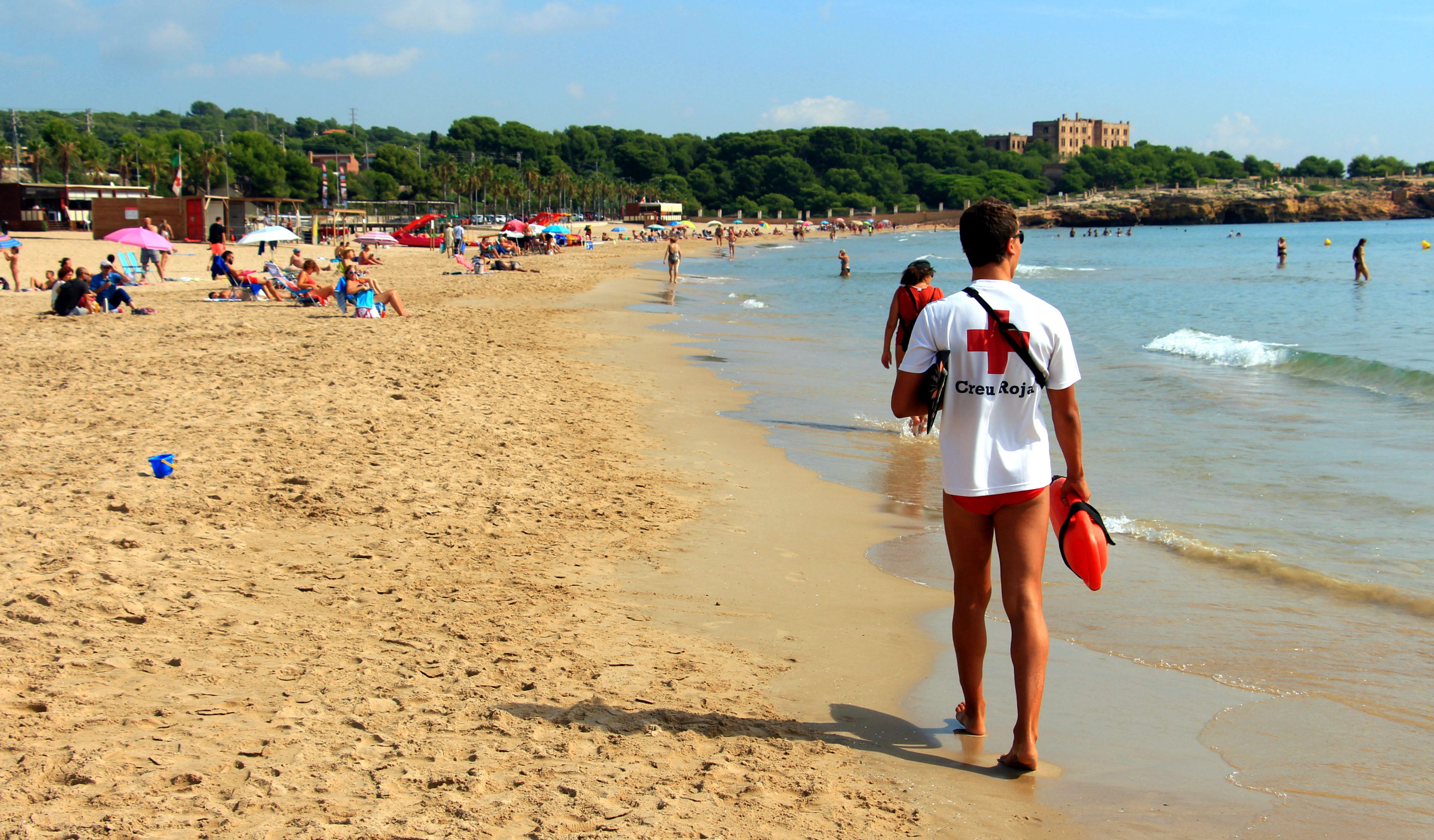 Imatge d'un socorrista a la platja de l'Arrabassada de Tarragona | ACN