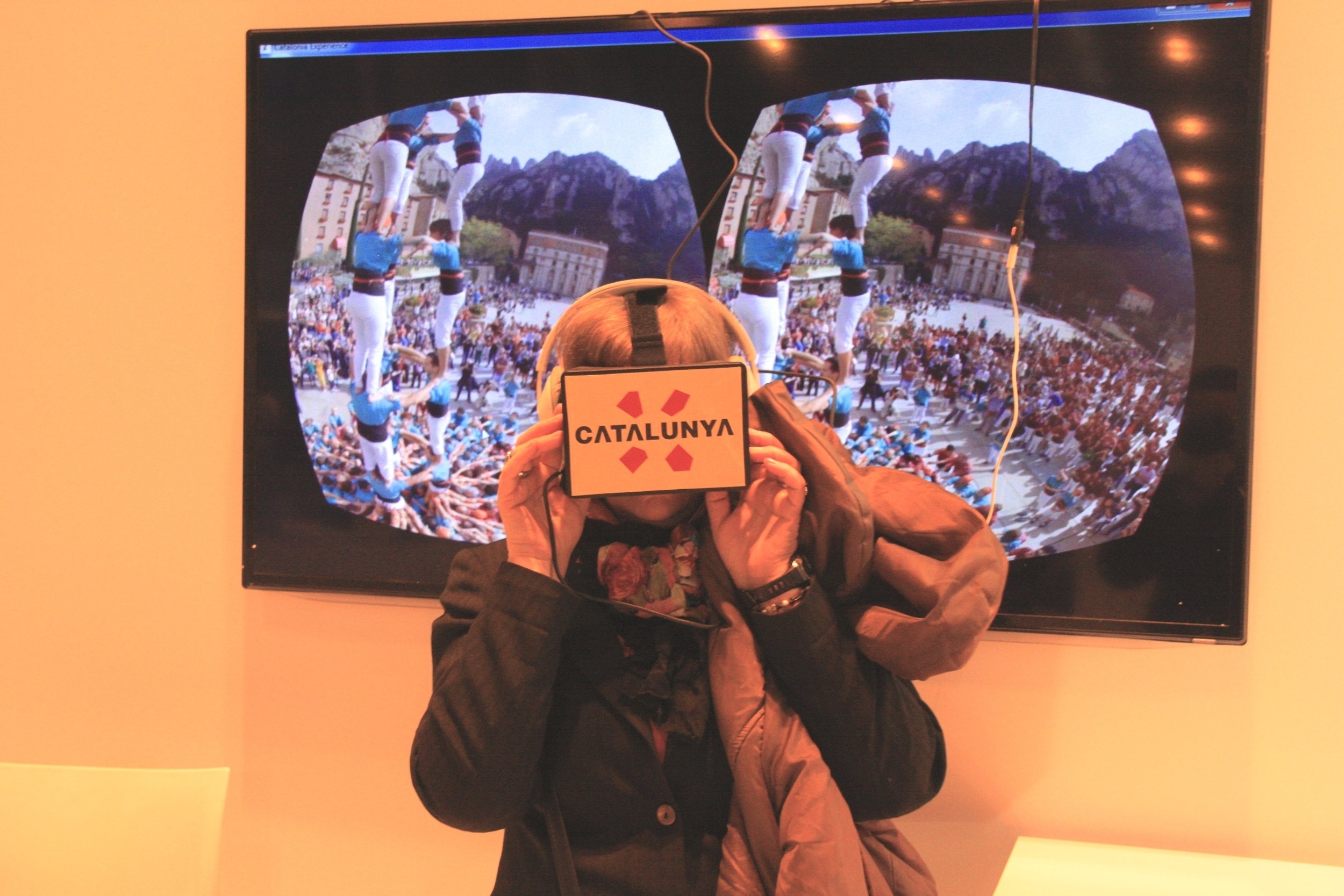 Una visitant a l'estand de Catalunya a Fitur Una visitant a l'estand de Catalunya a Fitur