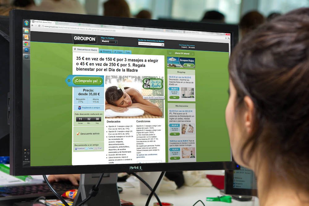 Una usuaria consultando Groupon Una usuaria consultando Groupon