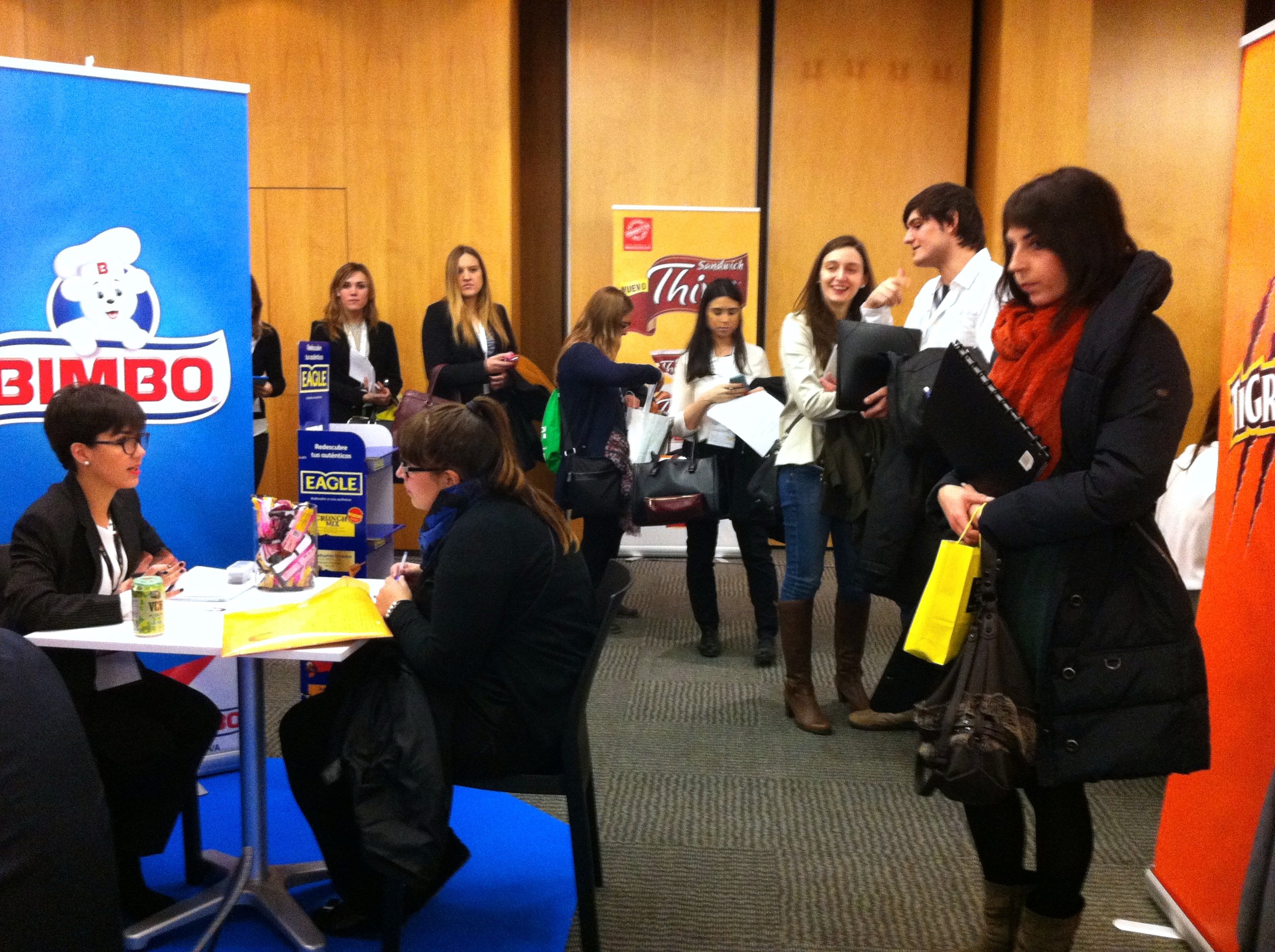 Colas al estand del Grupo Bimbo